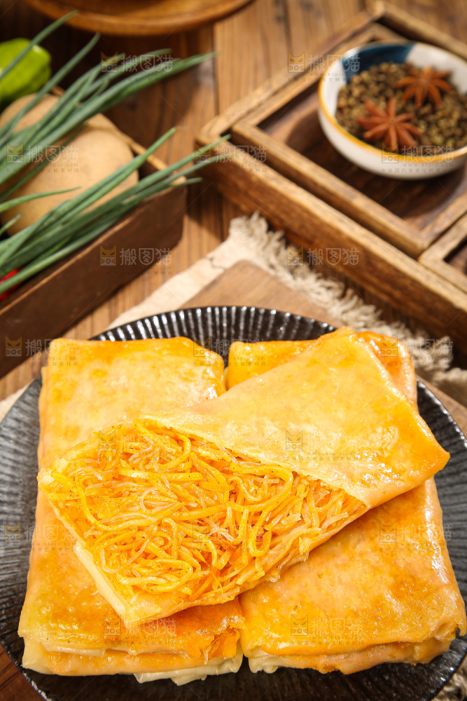 木底上的香辣土豆三丝盒