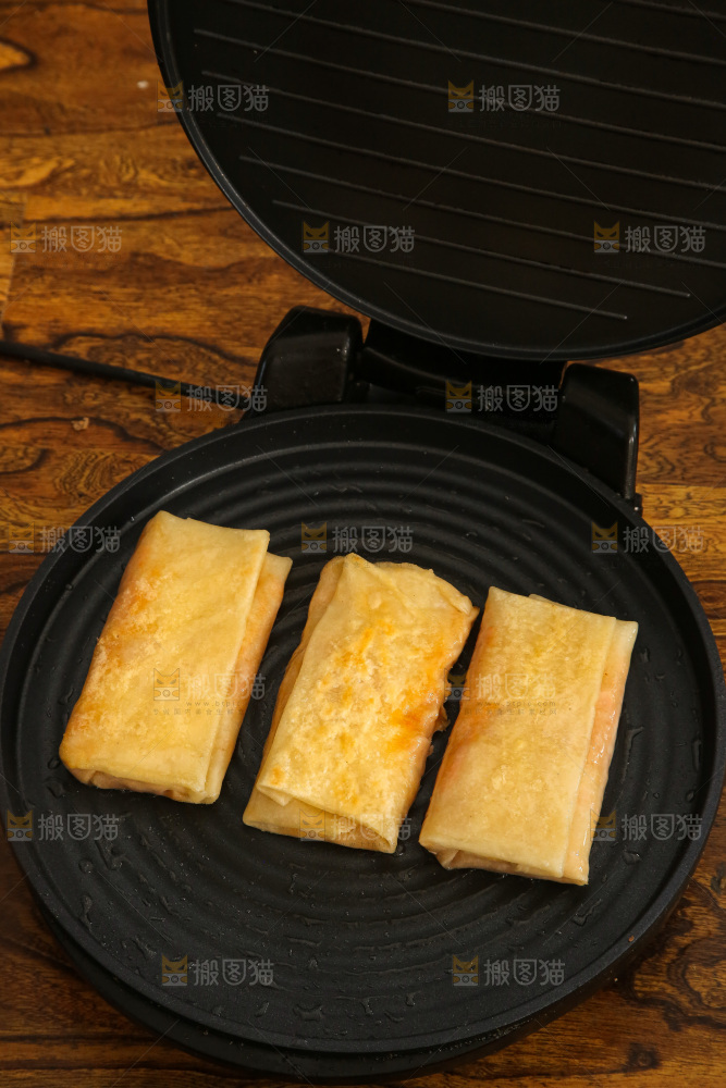 木底上的香辣土豆三丝盒