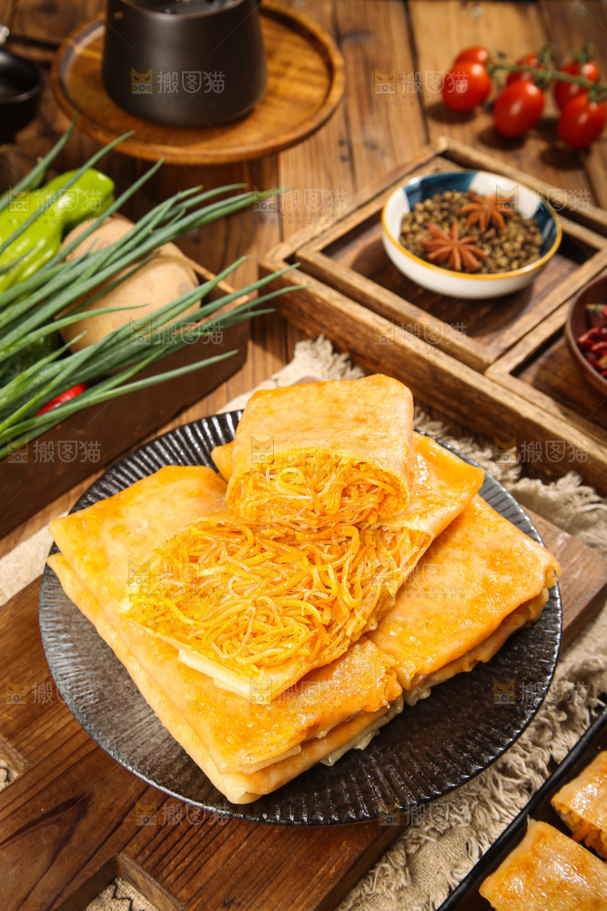 木底上的香辣土豆三丝盒