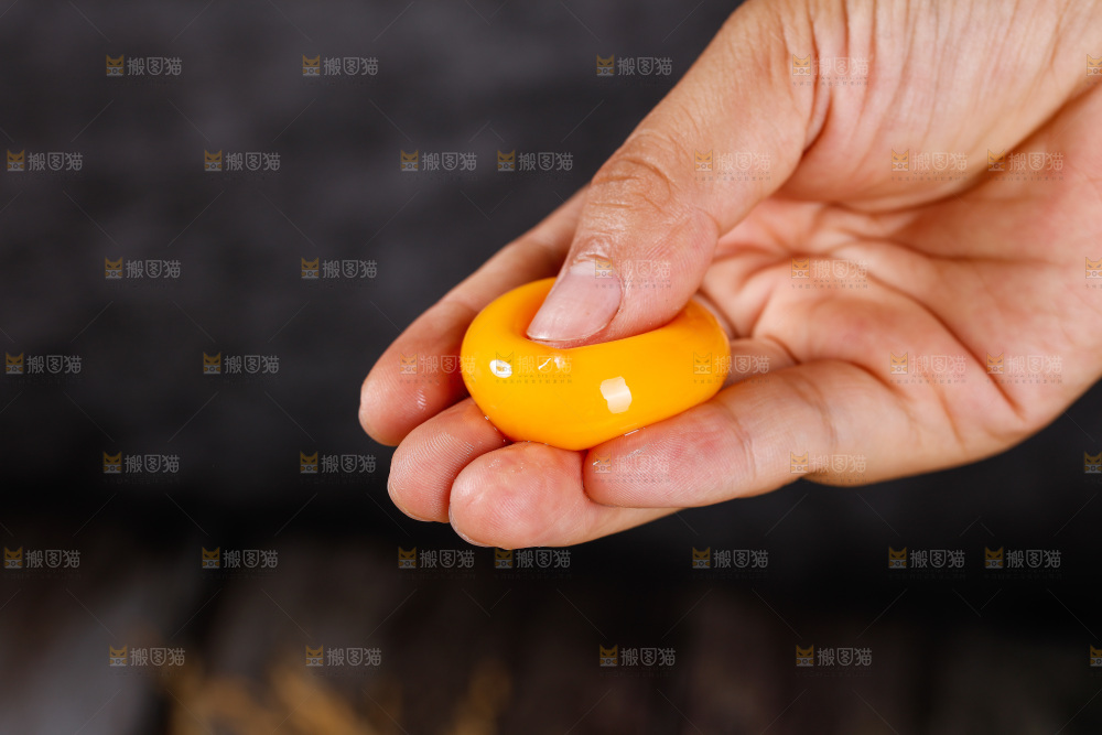 深底上的绿壳鸡蛋