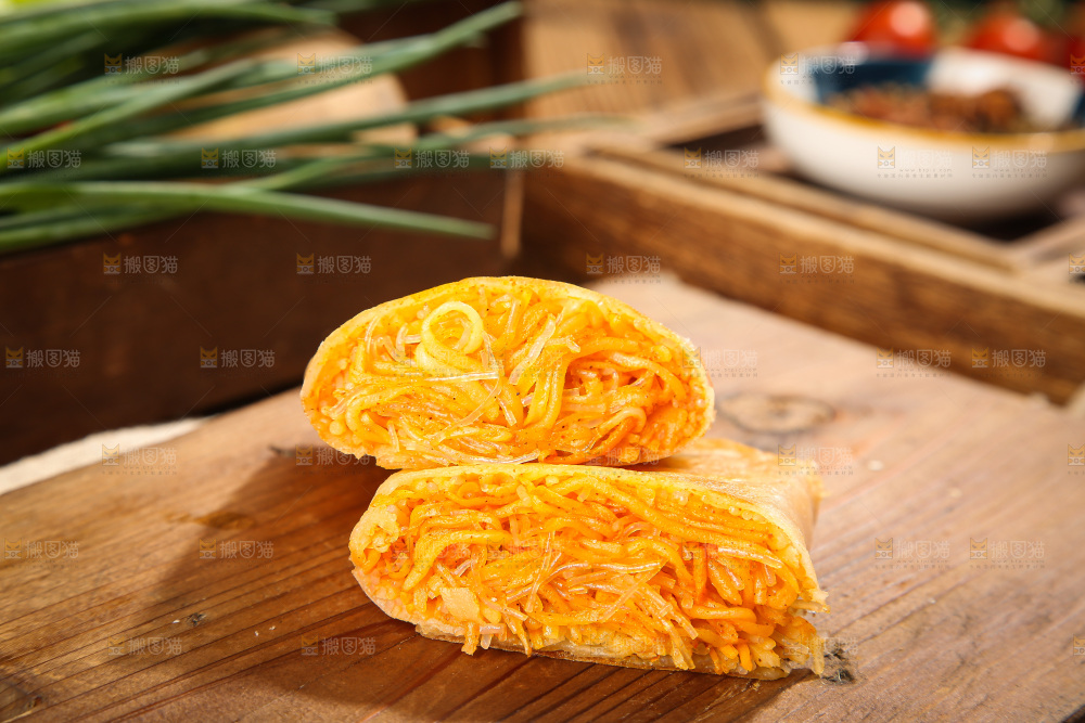 木底上的香辣土豆三丝盒