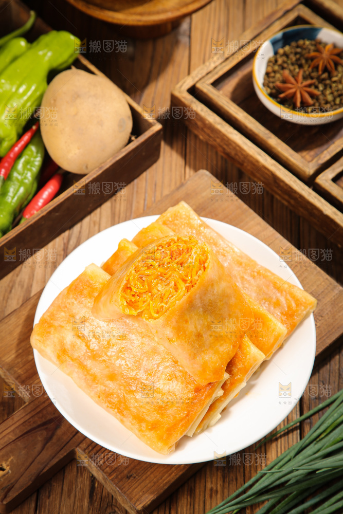 木底上的香辣土豆三丝盒