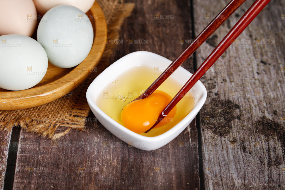 深底上的绿壳鸡蛋
