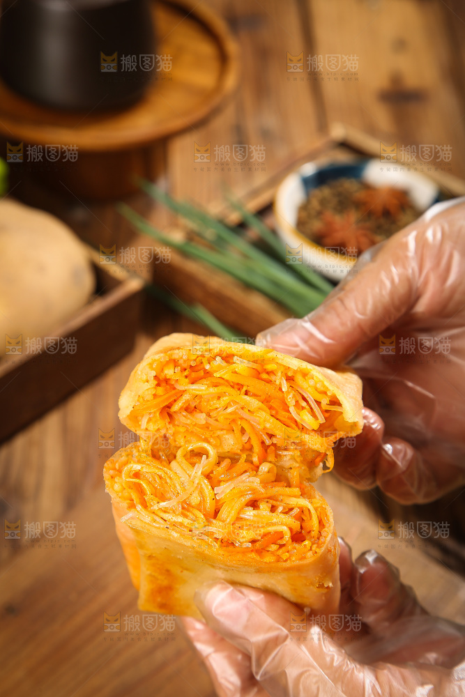 木底上的香辣土豆三丝盒