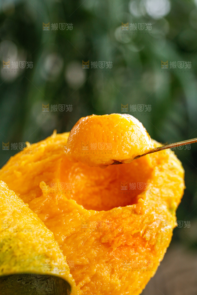手里拿着凯特芒