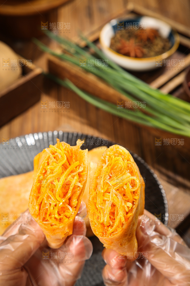 木底上的香辣土豆三丝盒