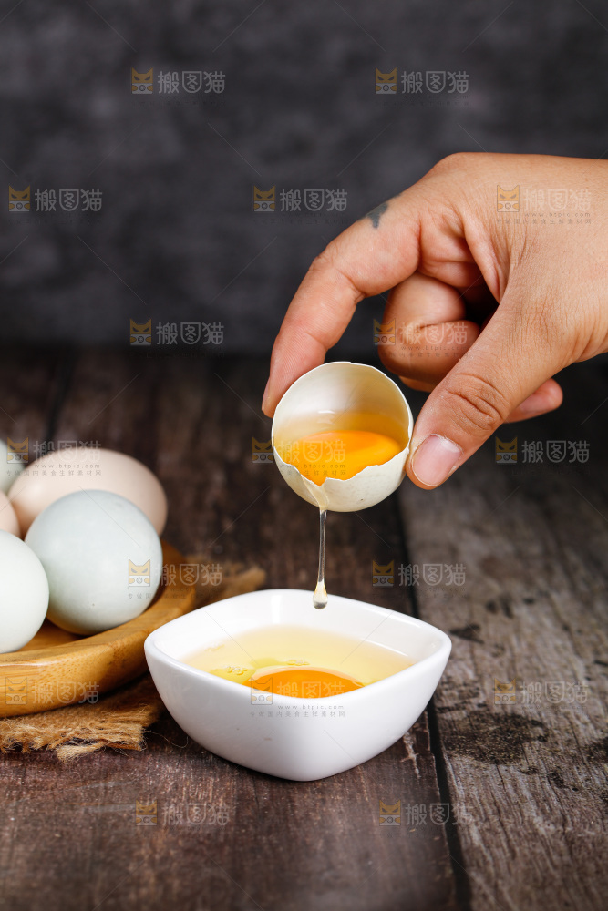 深底上的绿壳鸡蛋
