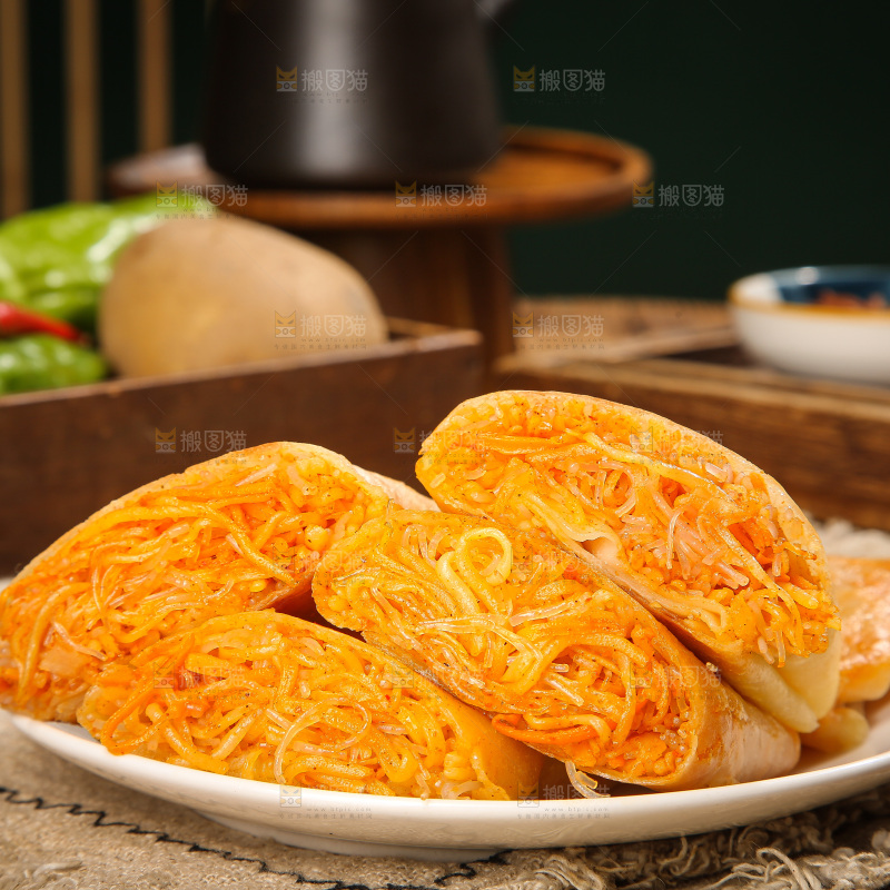 木底上的香辣土豆三丝盒