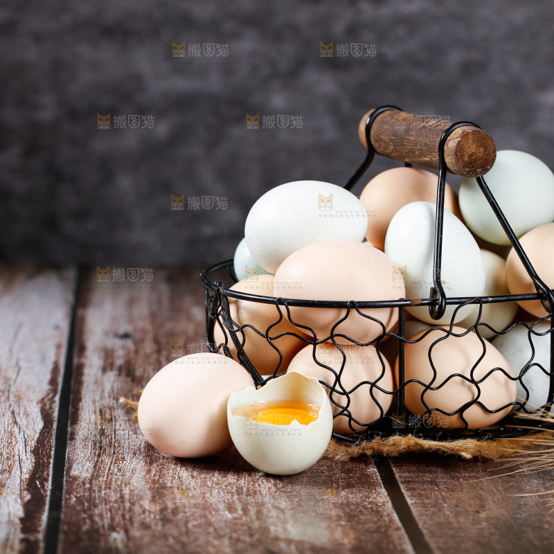 深底上的绿壳鸡蛋