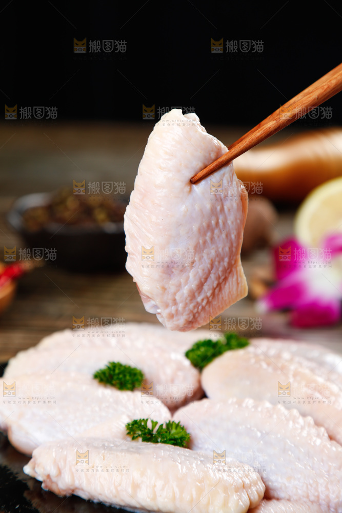 深底上的鸡翅中