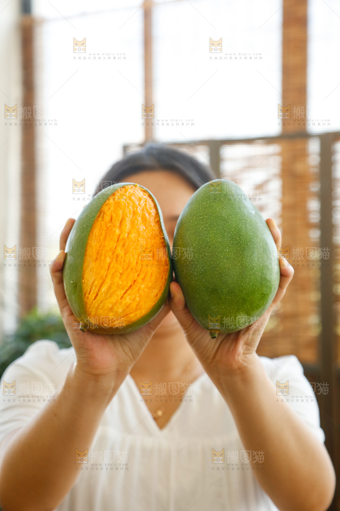 手里拿着凯特芒