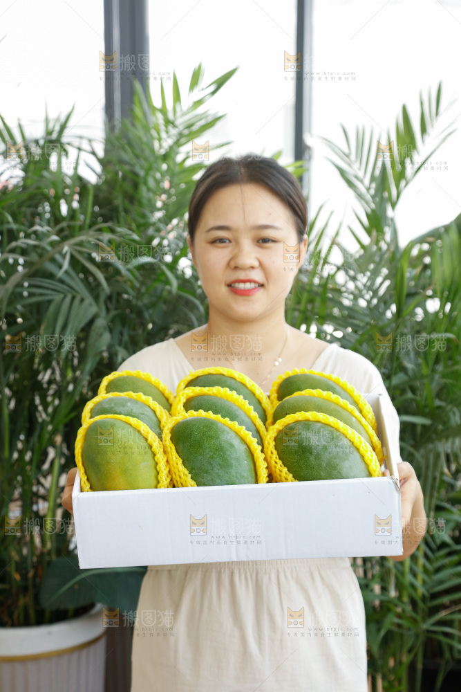 手里拿着一箱凯特芒