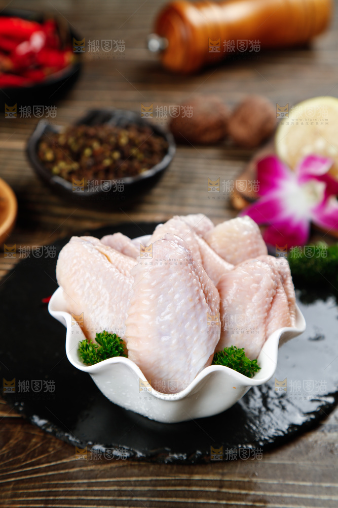 深底上的鸡翅中