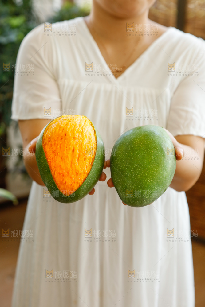 手里拿着凯特芒
