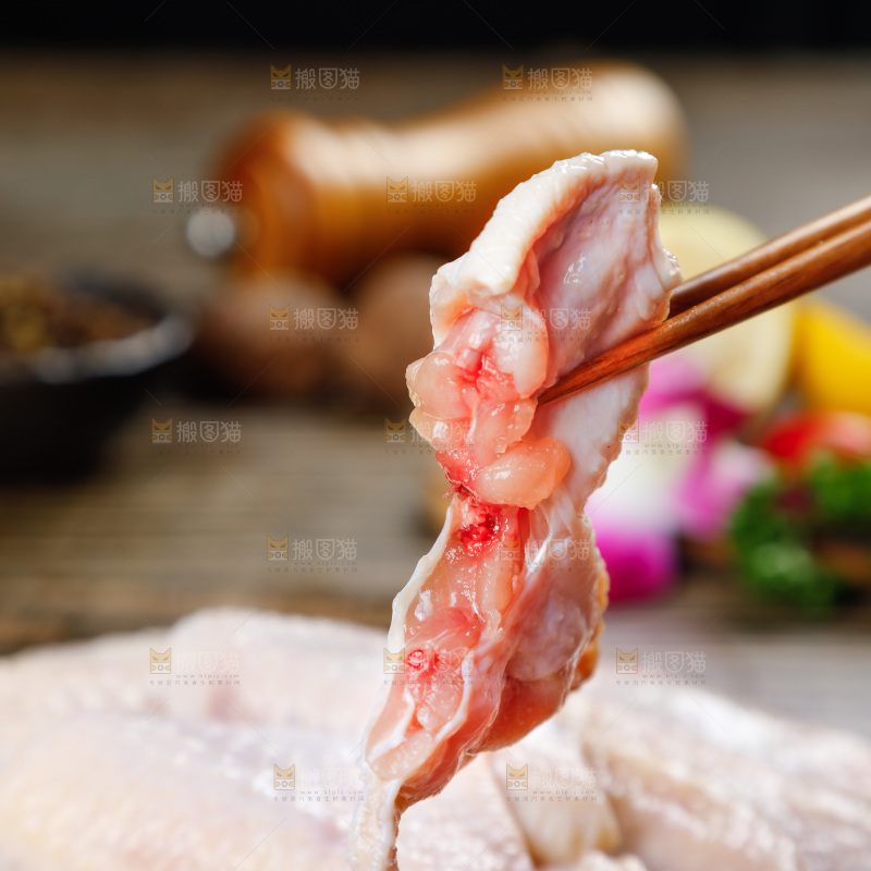 深底上的鸡翅中
