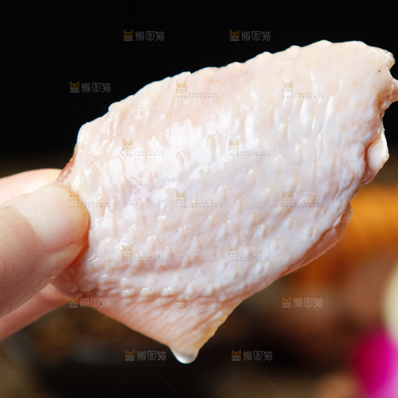 深底上的鸡翅中