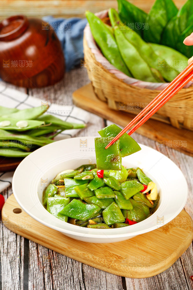 木底上的炒油豆角