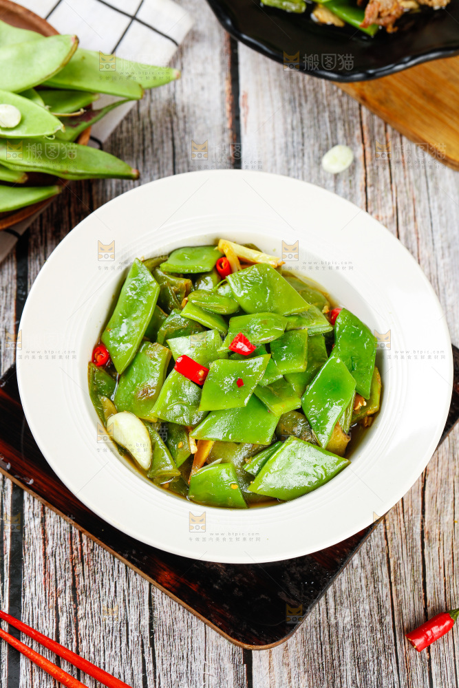 木底上的炒油豆角