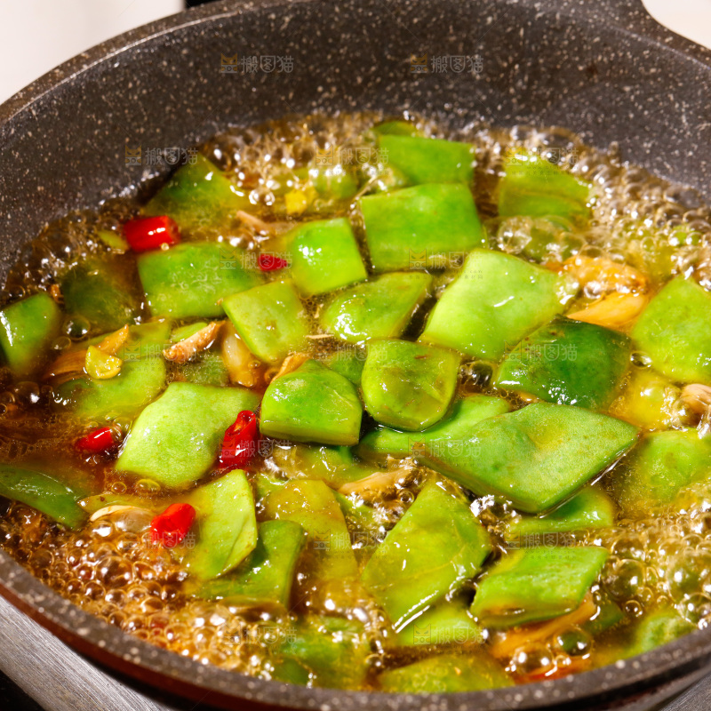 锅里的炒油豆角