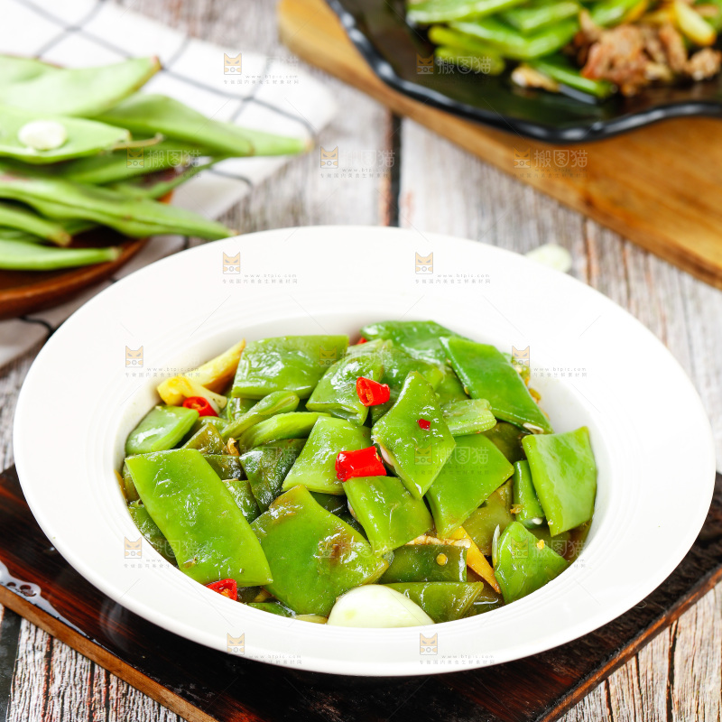 木底上的炒油豆角