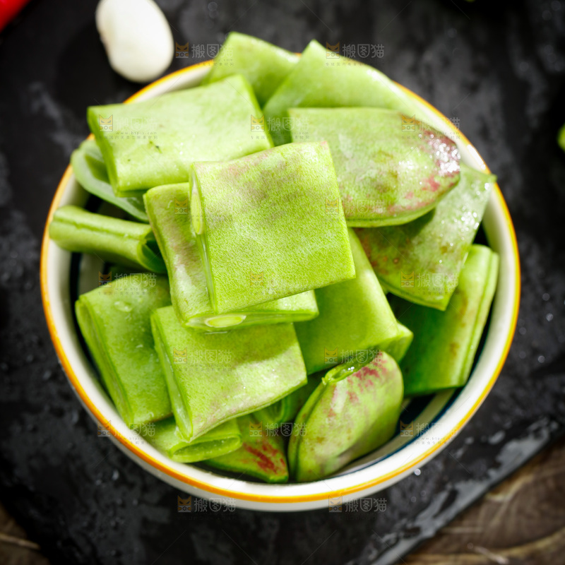 深底上的油豆角