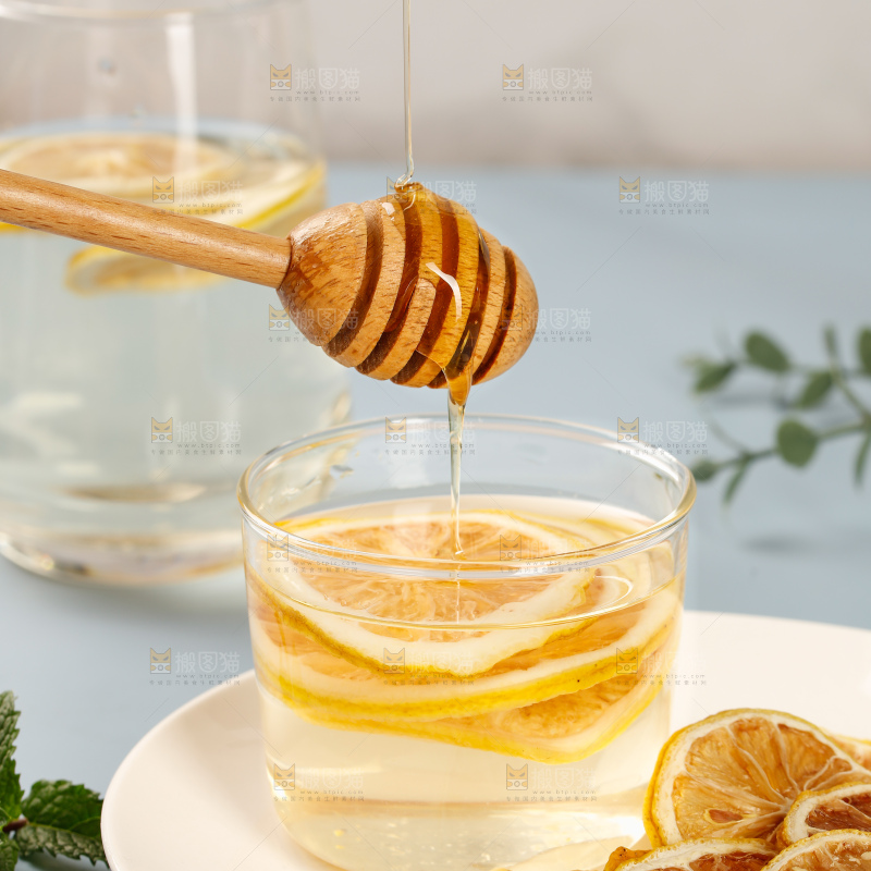 浅底上的干柠檬片
