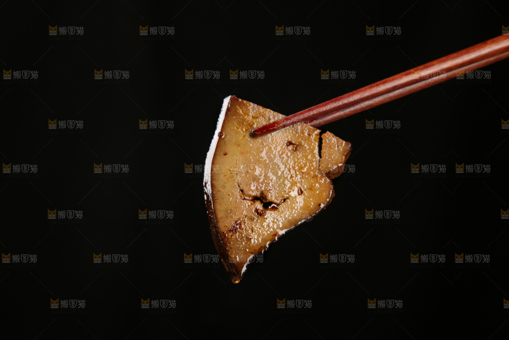 深底上的卤猪肝