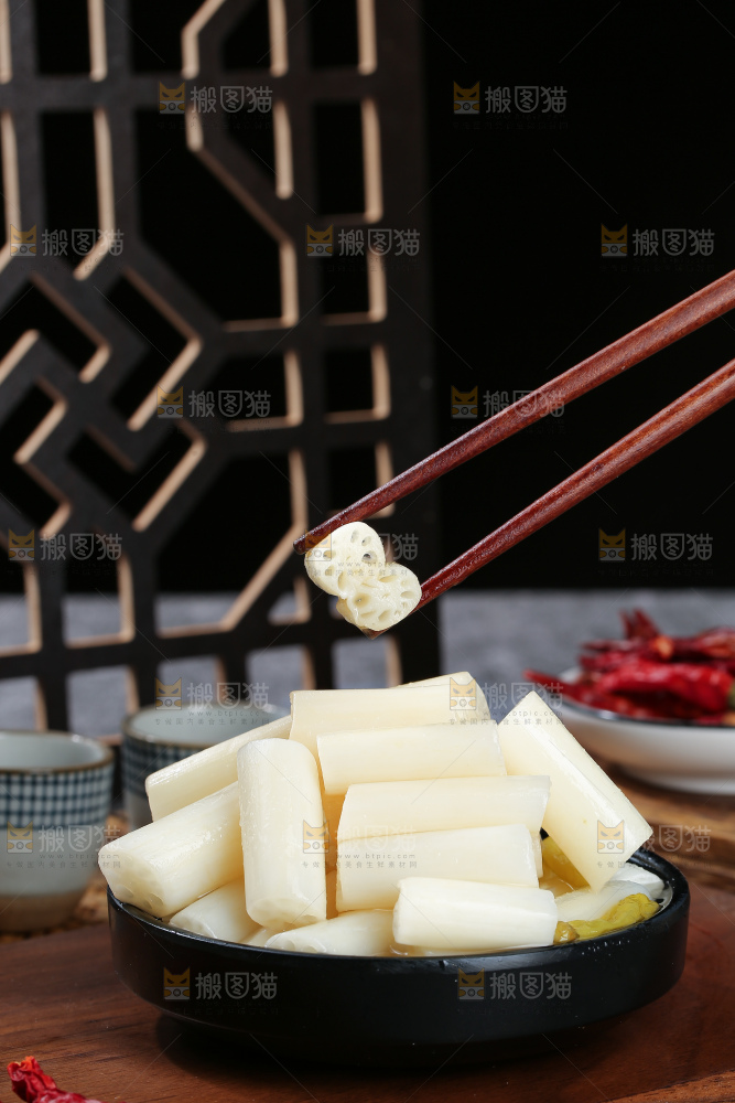 深底上的酸辣藕带