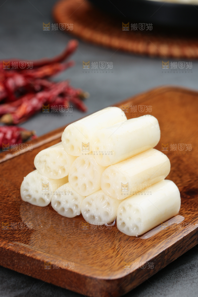 深底上的酸辣藕带