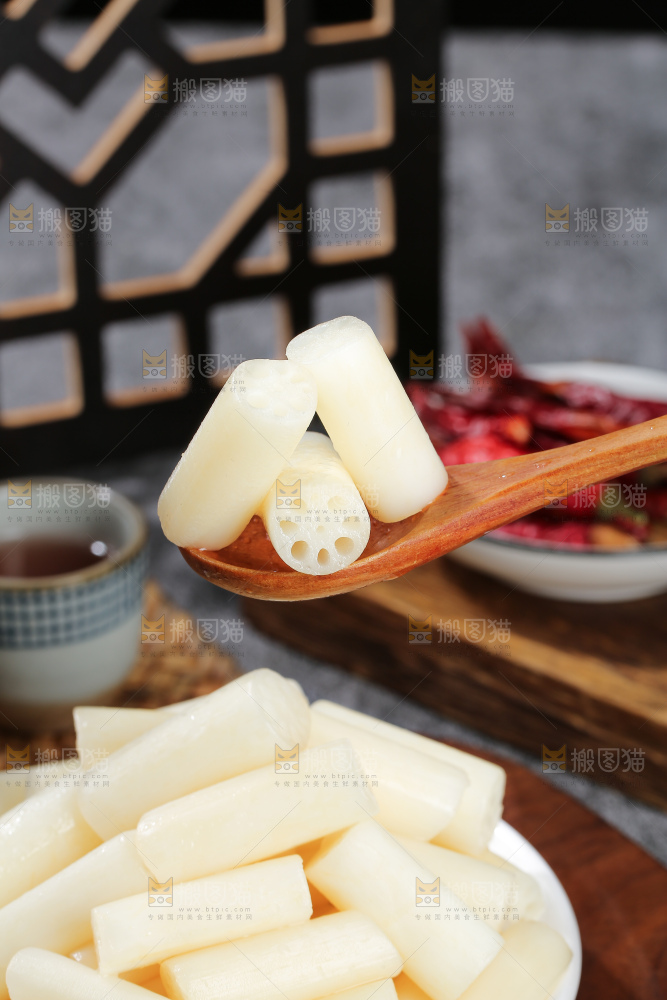 深底上的酸辣藕带