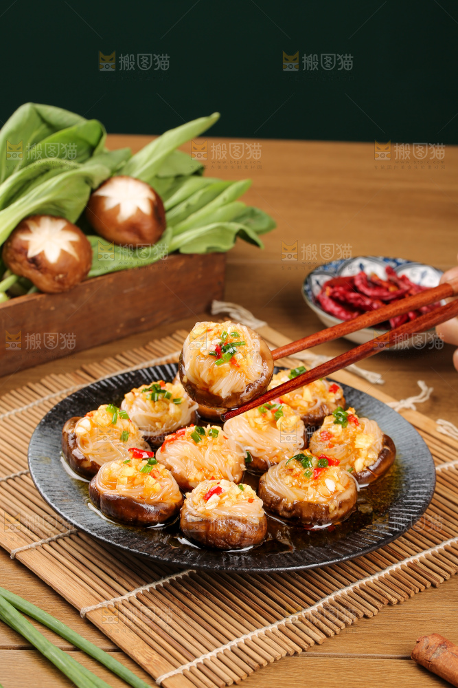 盘子里的香菇蒸粉丝