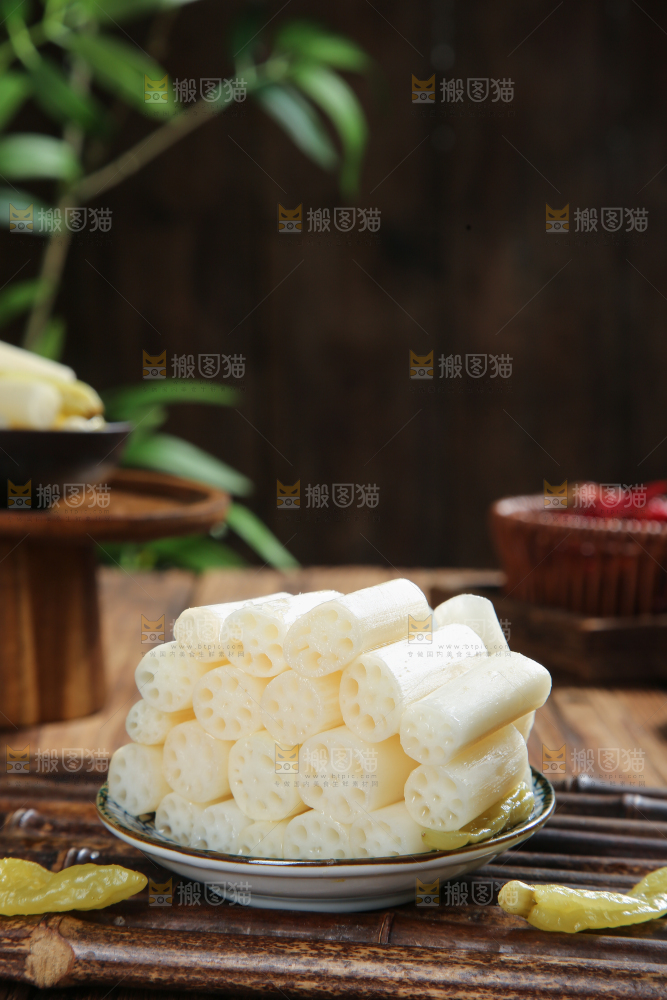 深底上的酸辣藕带