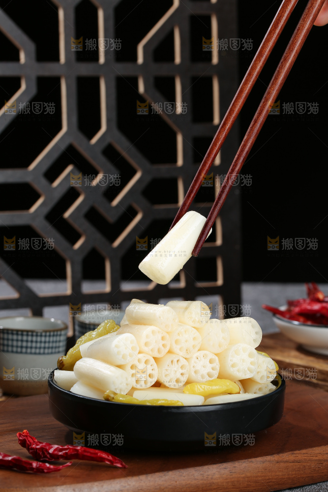 深底上的酸辣藕带