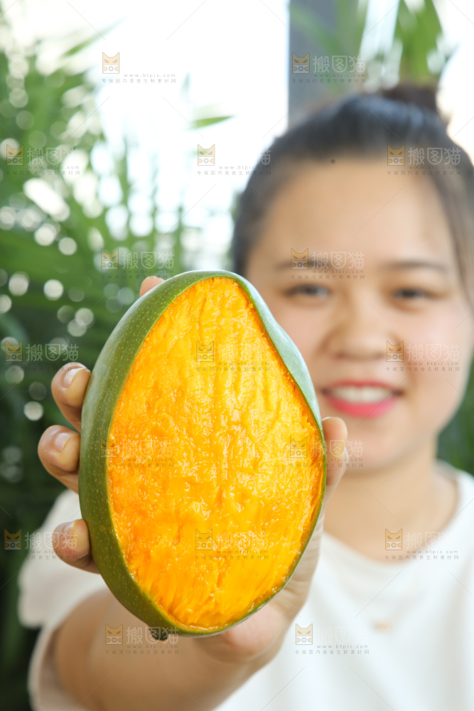 手里拿着凯特芒