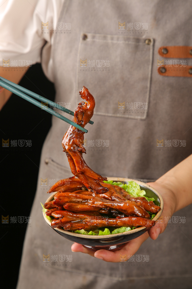 深底上的卤鸭脚