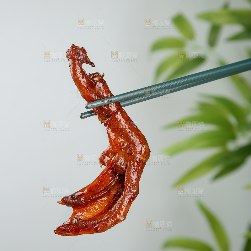 深底上的卤鸭脚