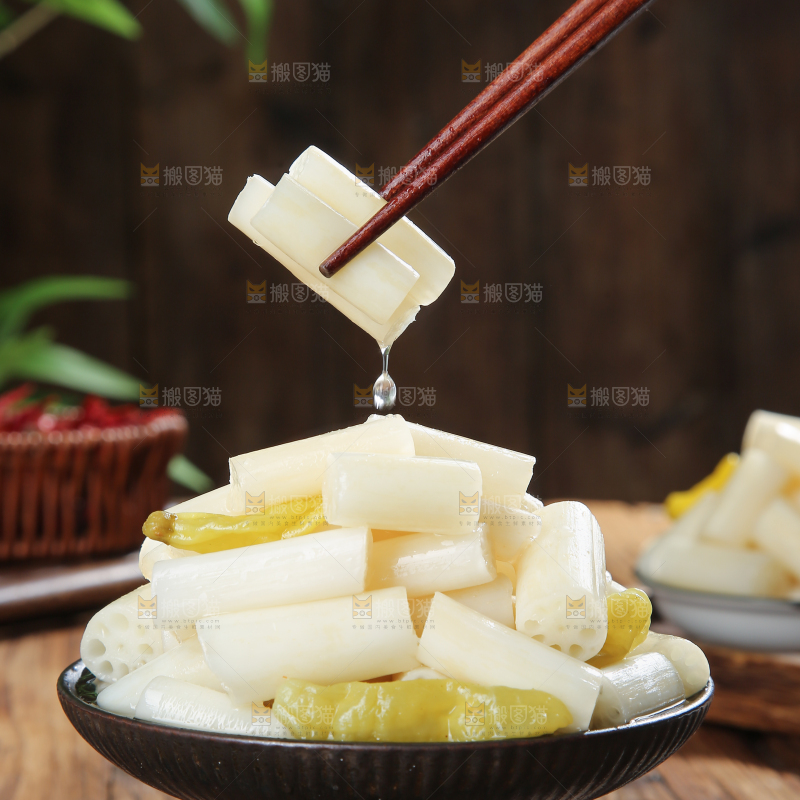 深底上的酸辣藕带
