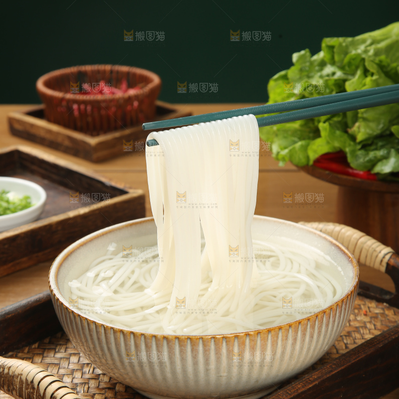 木底上的米粉