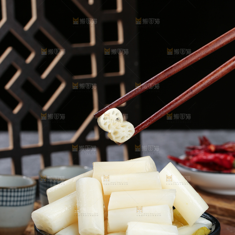 深底上的酸辣藕带