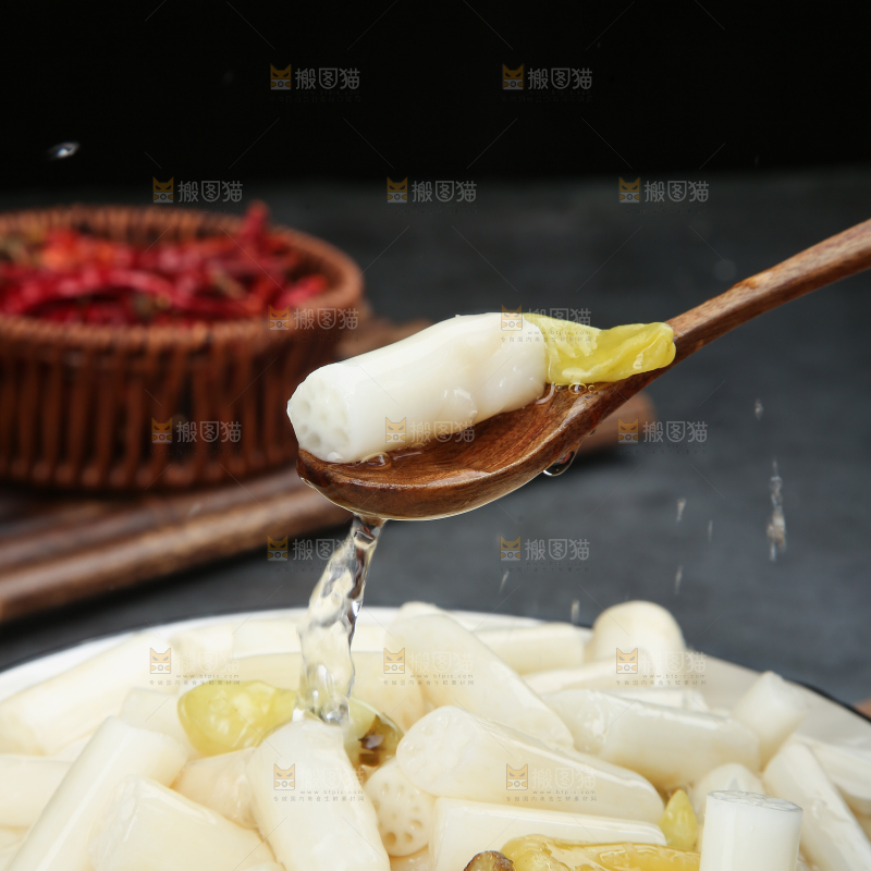 深底上的酸辣藕带