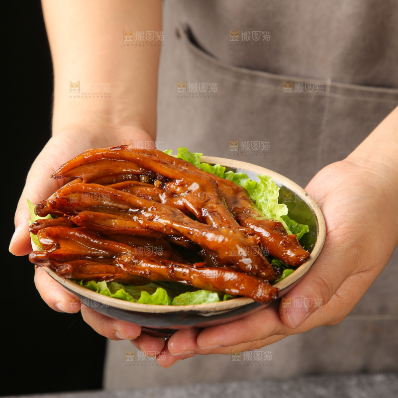 深底上的卤鸭脚