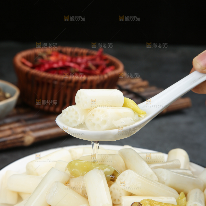 深底上的酸辣藕带