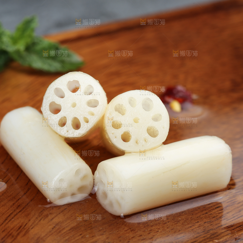 深底上的酸辣藕带