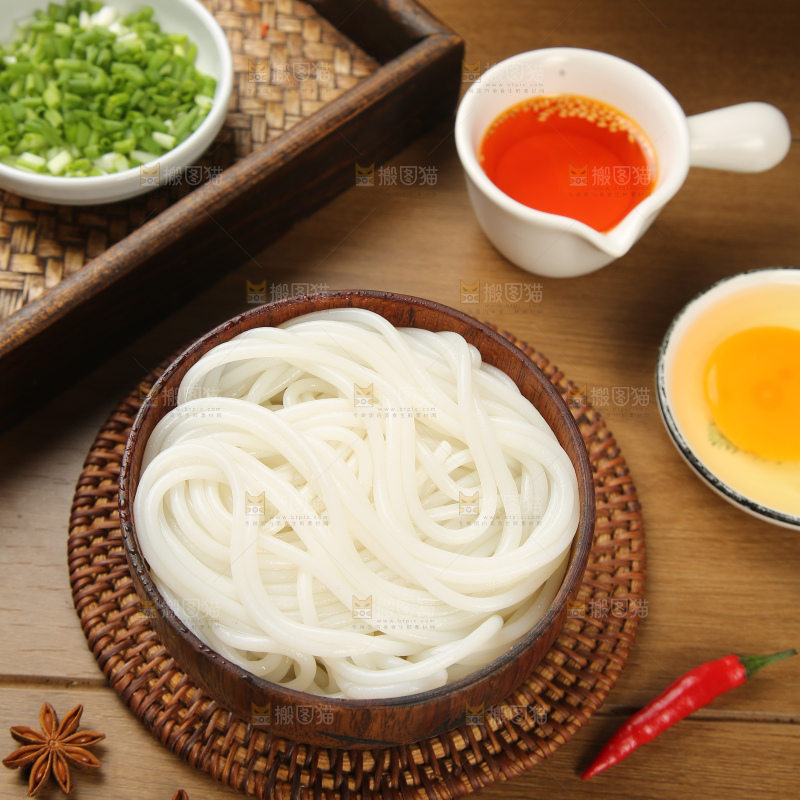 木底上的米粉