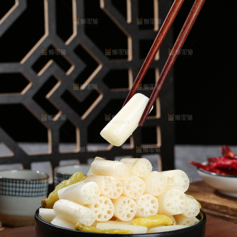 深底上的酸辣藕带