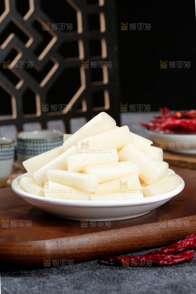 深底上的酸辣藕带