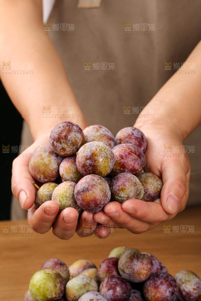 木底上的红脆李