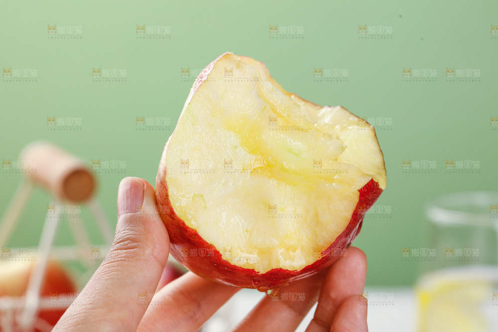 浅底上的红露苹果