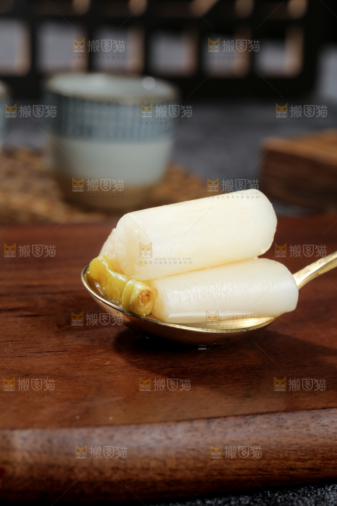 深底上的酸辣藕带
