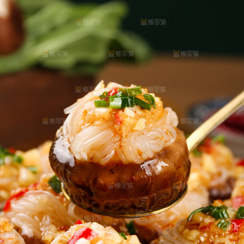 盘子里的香菇蒸粉丝